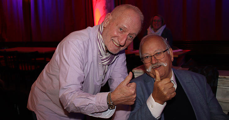 Sepp Schauer  und Wiggerl Hagn beim "Daumenvergleich" im Theater Drehleier am 04.03.2022 (©Foto: Martin Schmitz)(